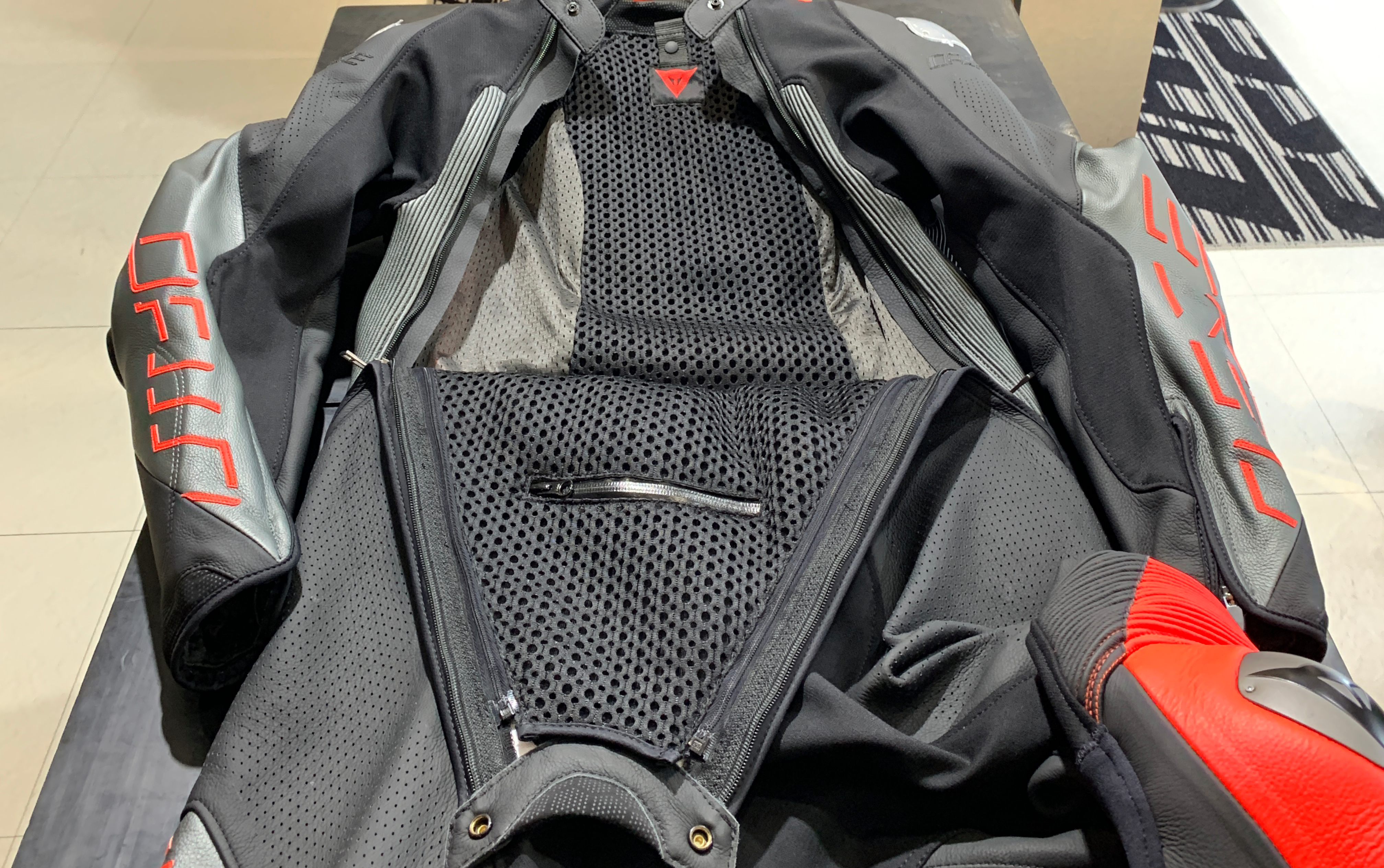 最新ダイネーゼレザースーツ！AUDAX D-ZIP 1PC PERF. LEATHER SUITの